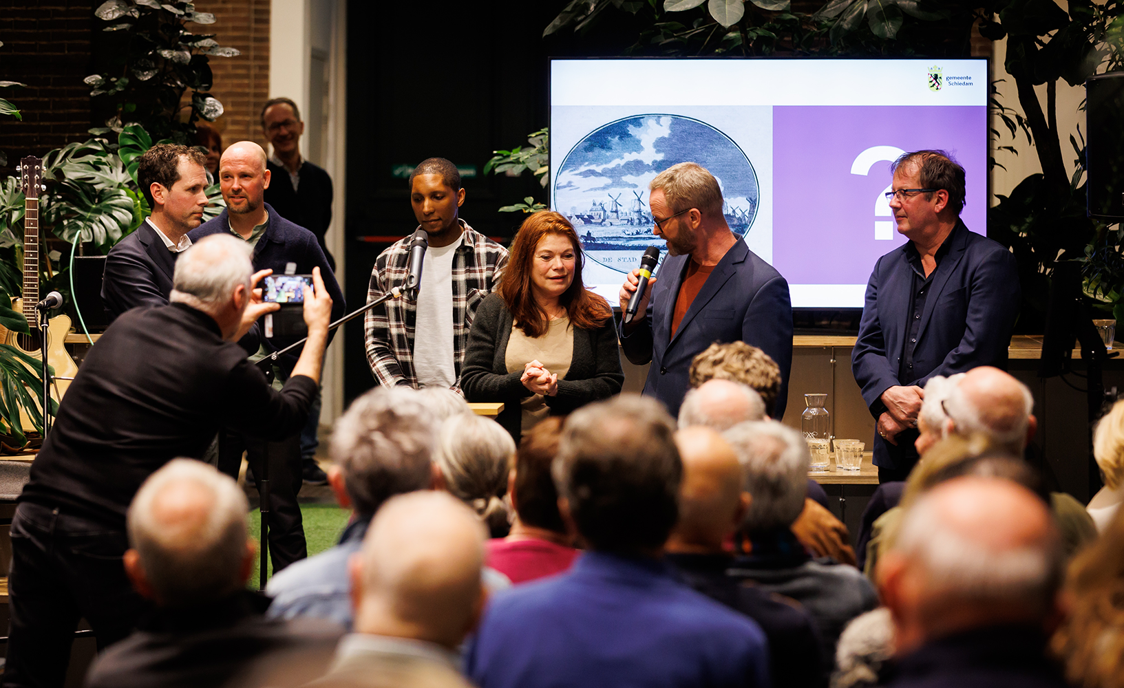 230329-FE1873-discussie met sprekers30cm